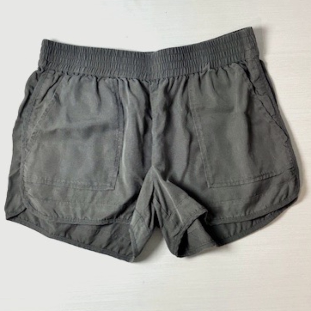 JOIE Merci shorts, size 4, made of 100% linen classic preppy Army Green color,